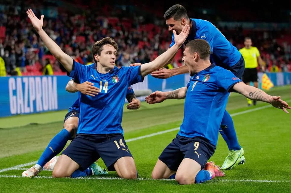 Italia giành vé vào tứ kết sau chiến thắng nhọc nhằn trước Áo