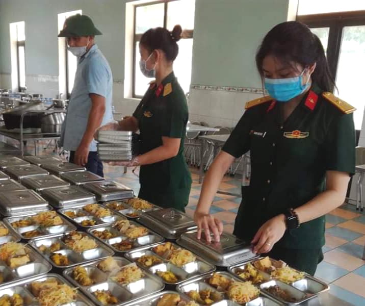 “Bữa cơm ấm tình người chị”