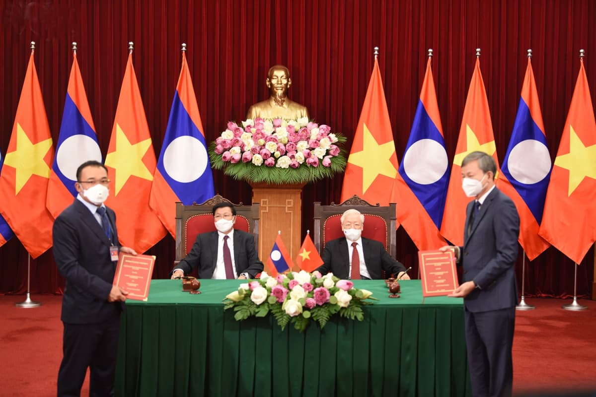 Tổng Bí thư Nguyễn Phú Trọng và Tổng Bí thư, Chủ tịch nước Lào chứng kiến Lễ ký kết văn kiện hợp tác giữa Việt Nam-Lào
