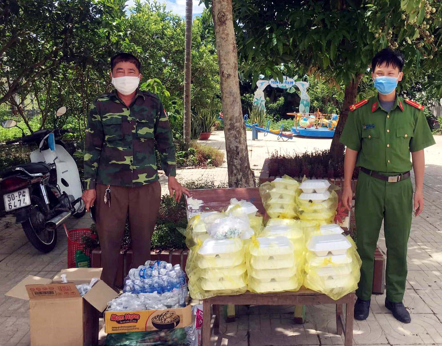 Những suất cơm nghĩa tình