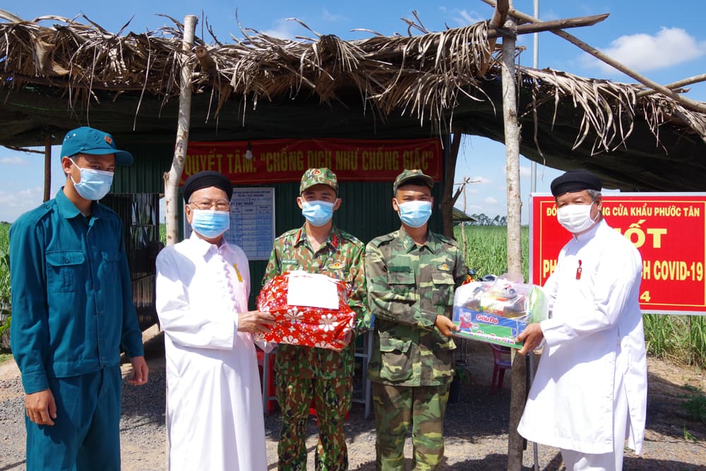 Hội thánh Cao Đài Tây Ninh thăm, tặng quà lực lượng chống dịch trên biên giới Châu Thành