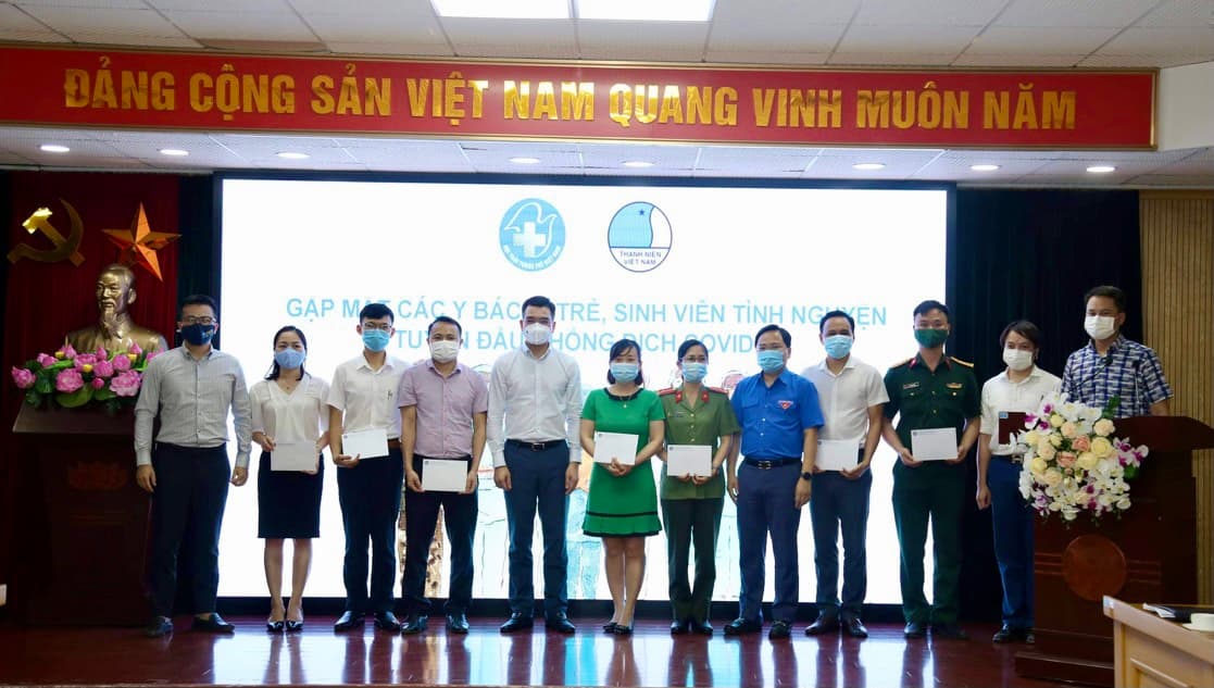 Hỗ trợ một tỷ đồng tặng cán bộ y tế tuyến đầu có hoàn cảnh khó khăn