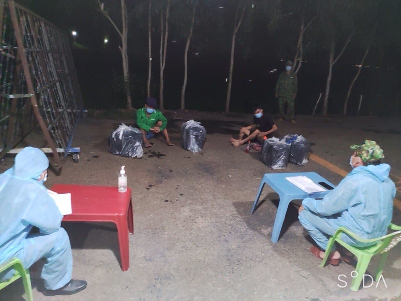 Bắt giữ 3 đối tượng vận chuyển thuốc lá lậu qua biên giới