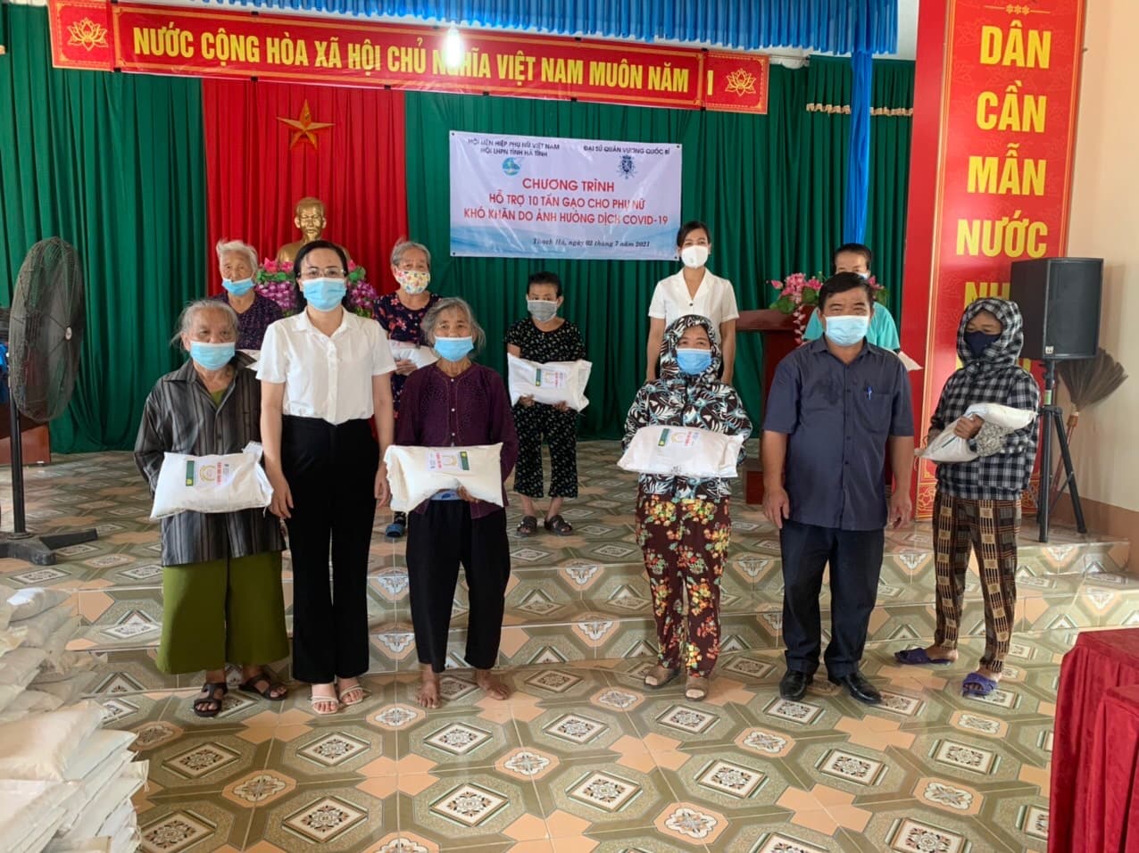 Đại sứ quán Bỉ tặng 10 tấn gạo cho lao động bị ảnh hưởng bởi dịch Covid-19
