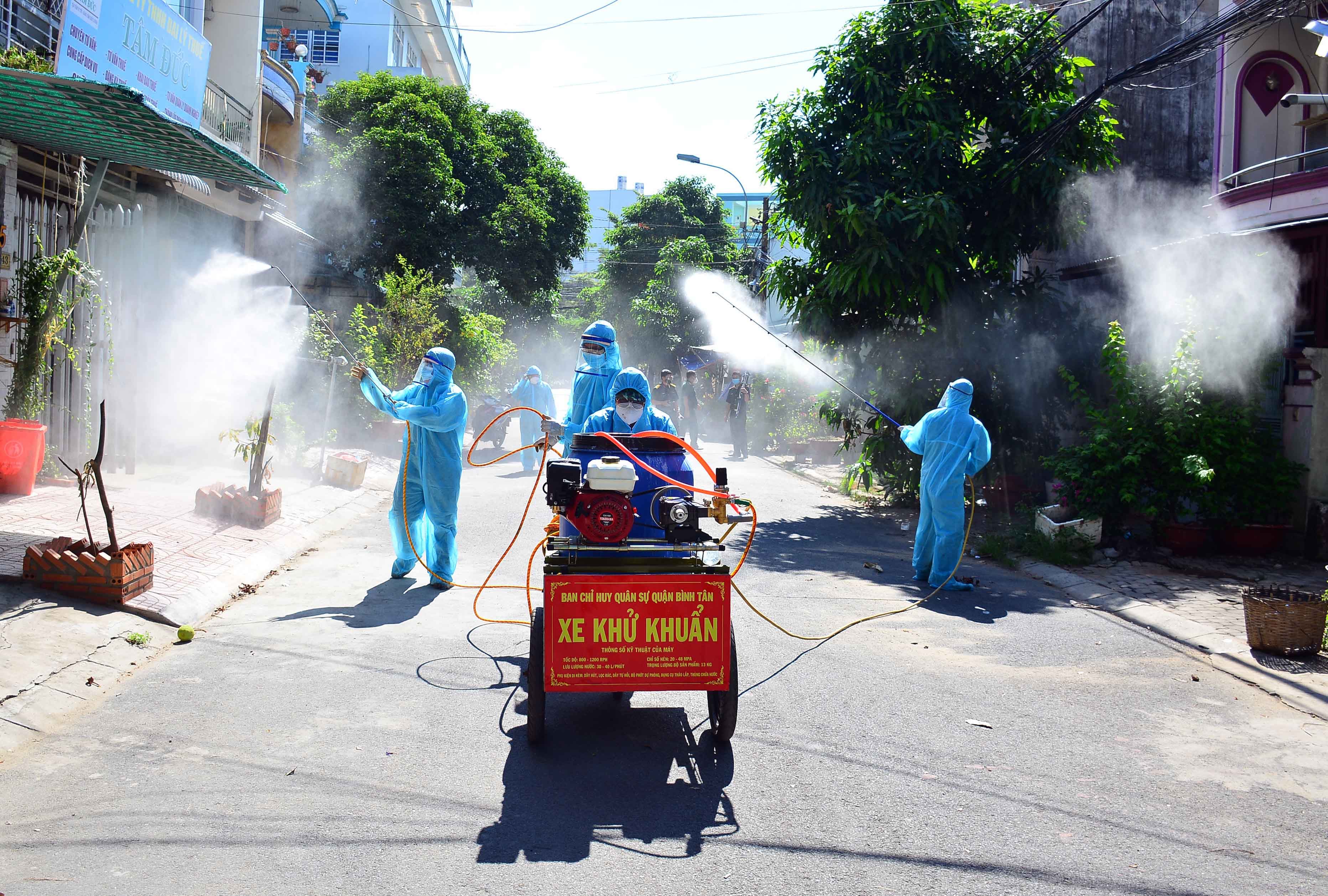 Lực lượng vũ trang chống dịch ở “điểm nóng” Bình Tân