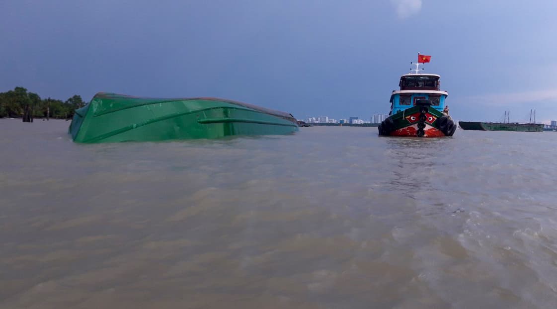 Cứu sống 2 thuyền viên trong vụ lật sà lan trên sông Đồng Nai