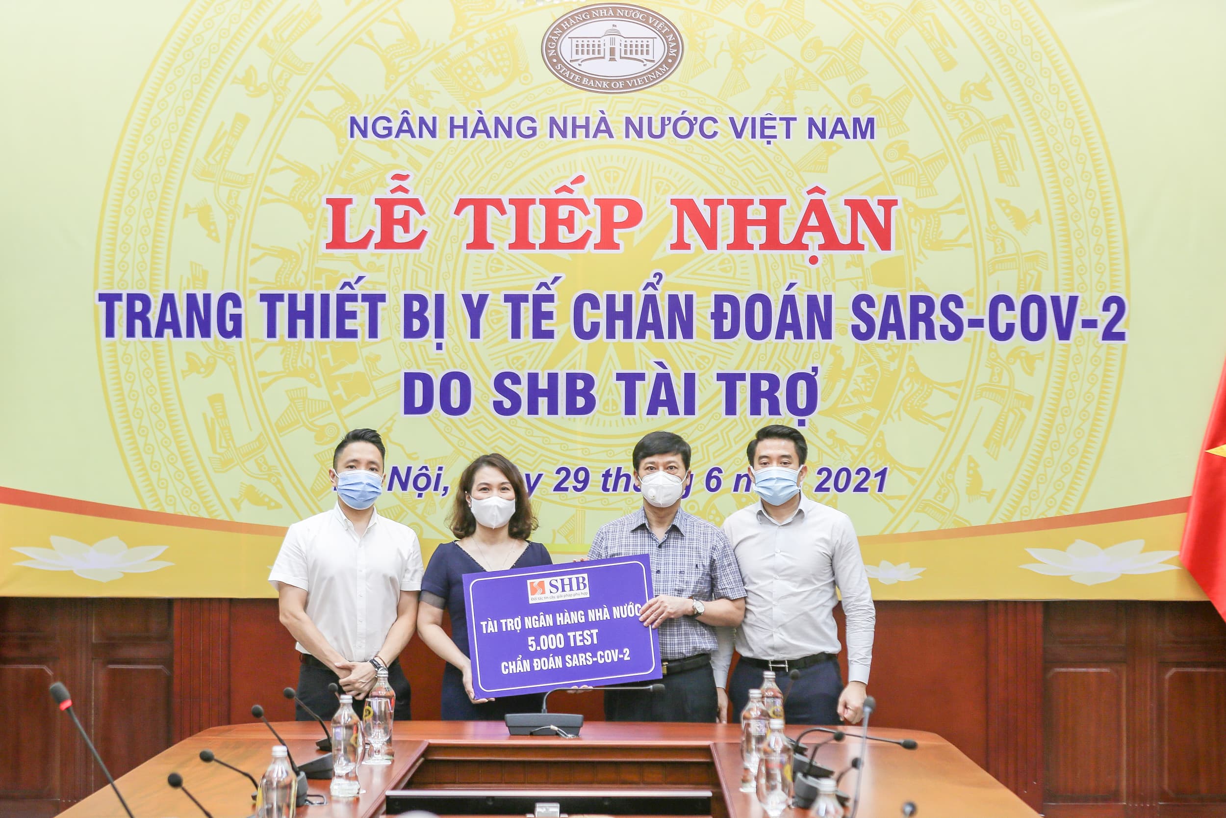 SHB tặng bộ kit xét nghiệm nhanh Covid-19 cho khách hàng, đối tác, cán bộ, nhân viên