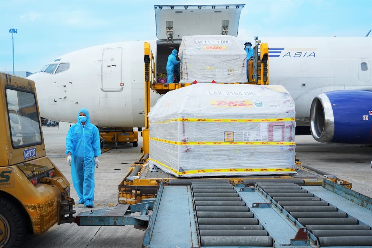 Vận chuyển thành công lô vắc-xin ngừa Covid-19 của Pfizer về Việt Nam