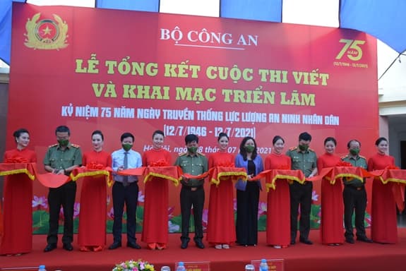 Triển lãm “75 năm lực lượng An ninh nhân dân Việt Nam anh hùng”
