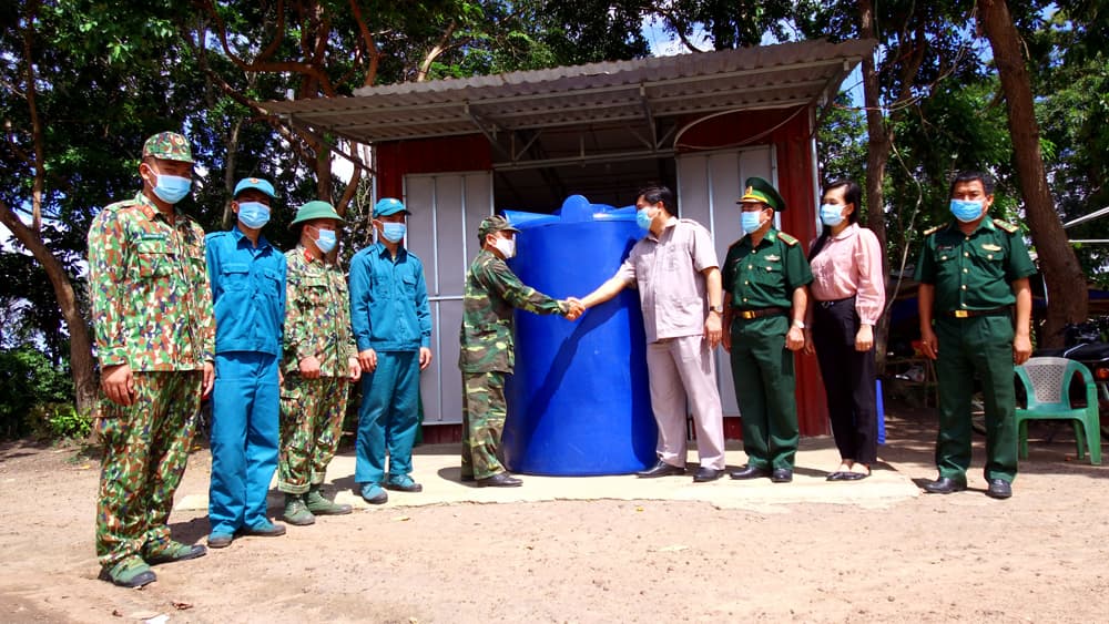 Huyện ủy Tân Châu tặng bồn chứa nước cho các đồn biên phòng
