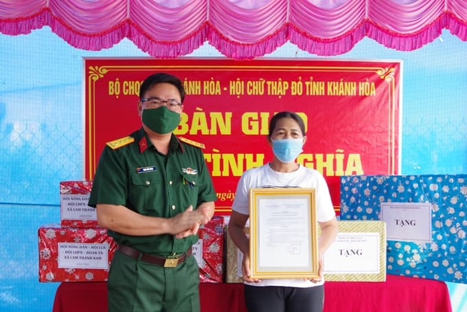 Bộ CHQS Khánh Hòa tặng nhà tình nghĩa cho gia đình thân nhân liệt sĩ