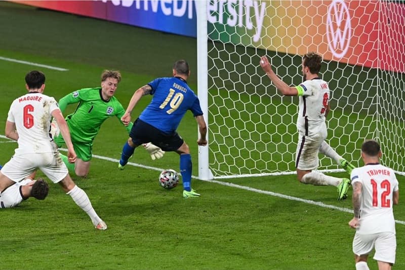 Chung kết Euro 2020: 120 phút nghẹt thở và loạt "đấu súng" cân não