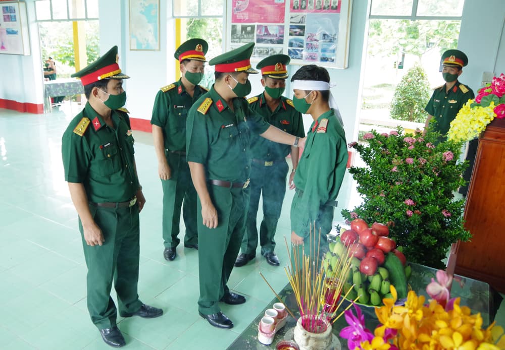 Chiến sĩ trẻ nén nỗi đau mất cha, cùng đồng đội thực hiện nhiệm vụ chống dịch