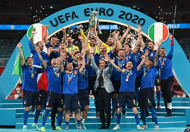 Khoảnh khắc ĐT Italia nâng cao chiếc cúp vô địch Euro 2020