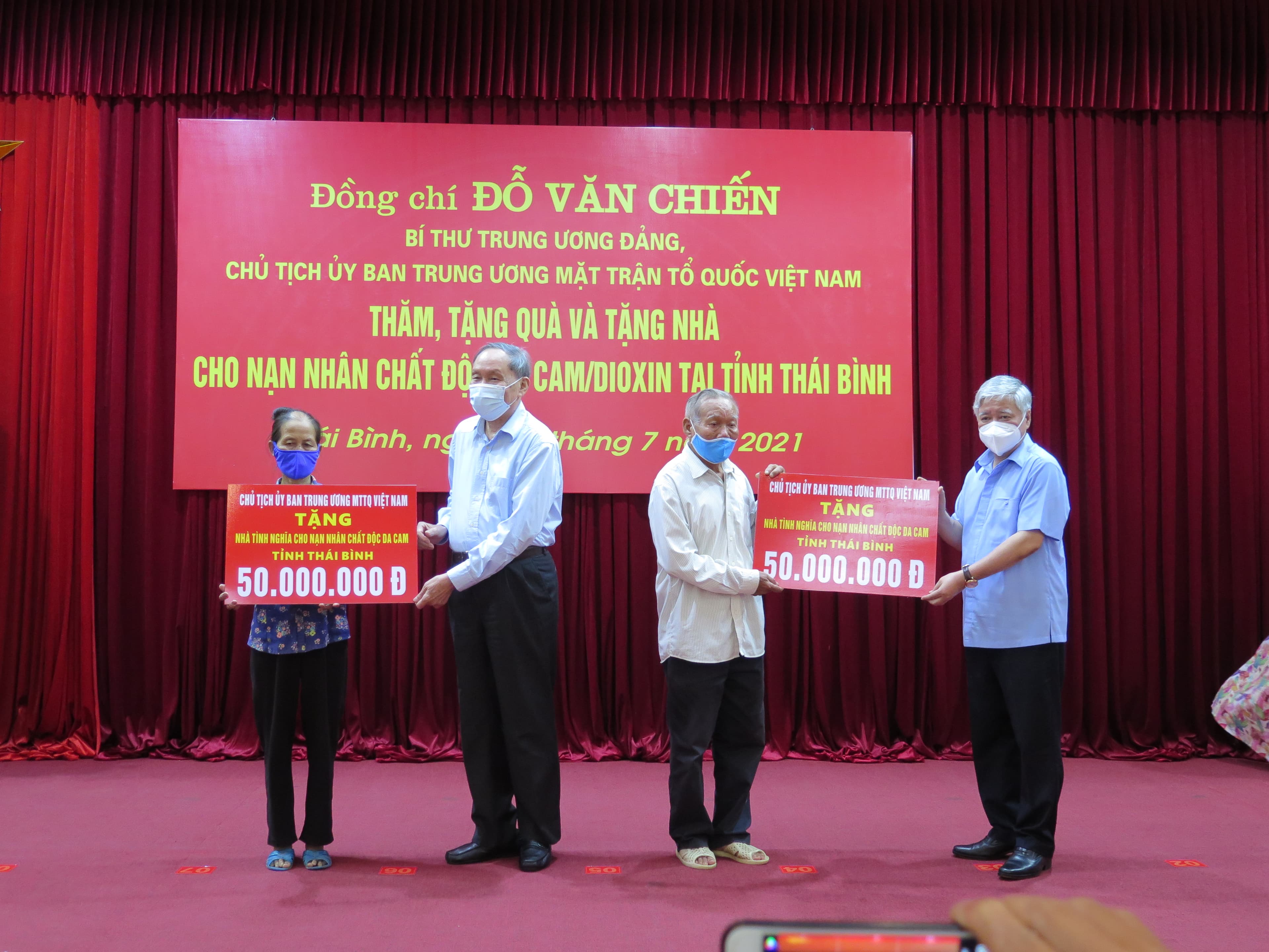 Tặng quà người có công và nạn nhân chất độc da cam tỉnh Thái Bình