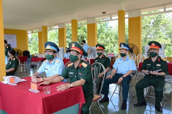 Kiểm tra công tác thực hành bắn, ném bom đạn thật
​