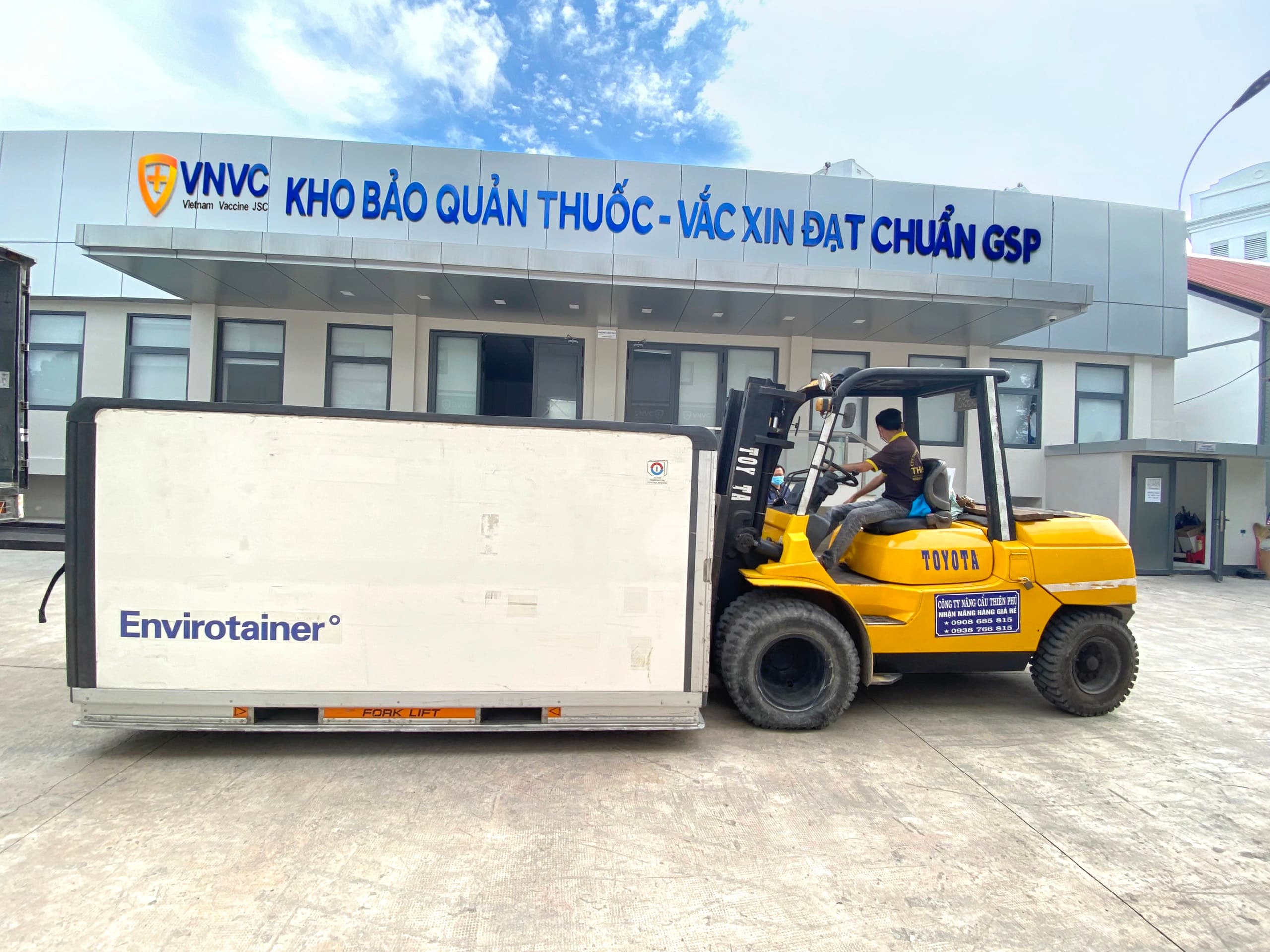 Thêm 921.400 liều vaccine phòng Covid-19 của AstraZeneca về Việt Nam