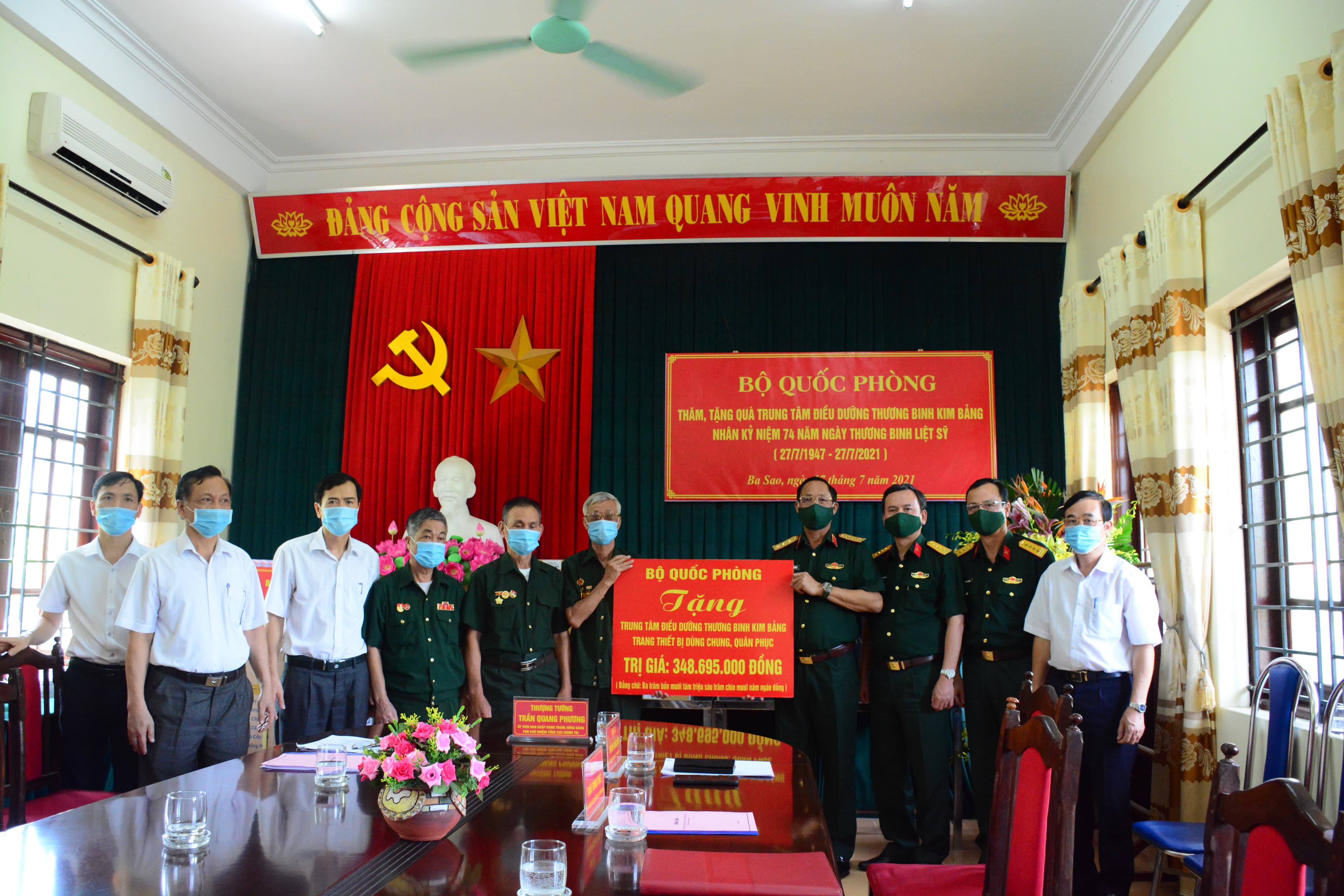 Thượng tướng Trần Quang Phương thăm, tặng quà Trung tâm Điều dưỡng thương binh Kim Bảng