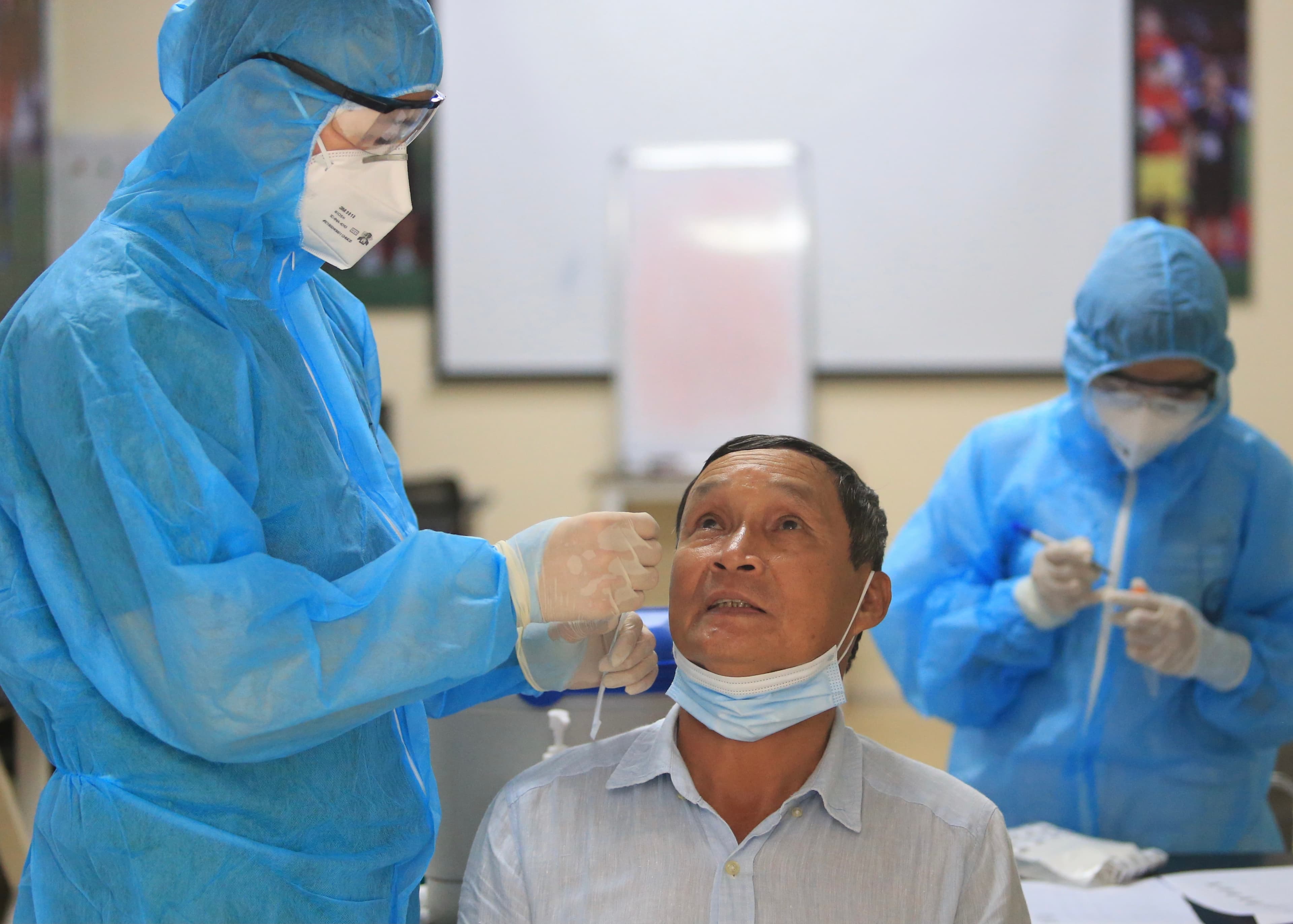 Đội tuyển nữ Việt Nam kiểm tra y tế trong ngày hội quân