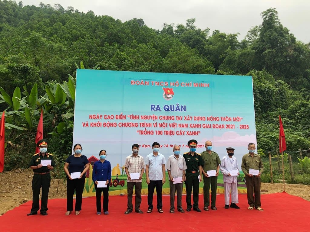 Thực hiện Ngày cao điểm "Tình nguyện chung tay xây dựng nông thôn mới"