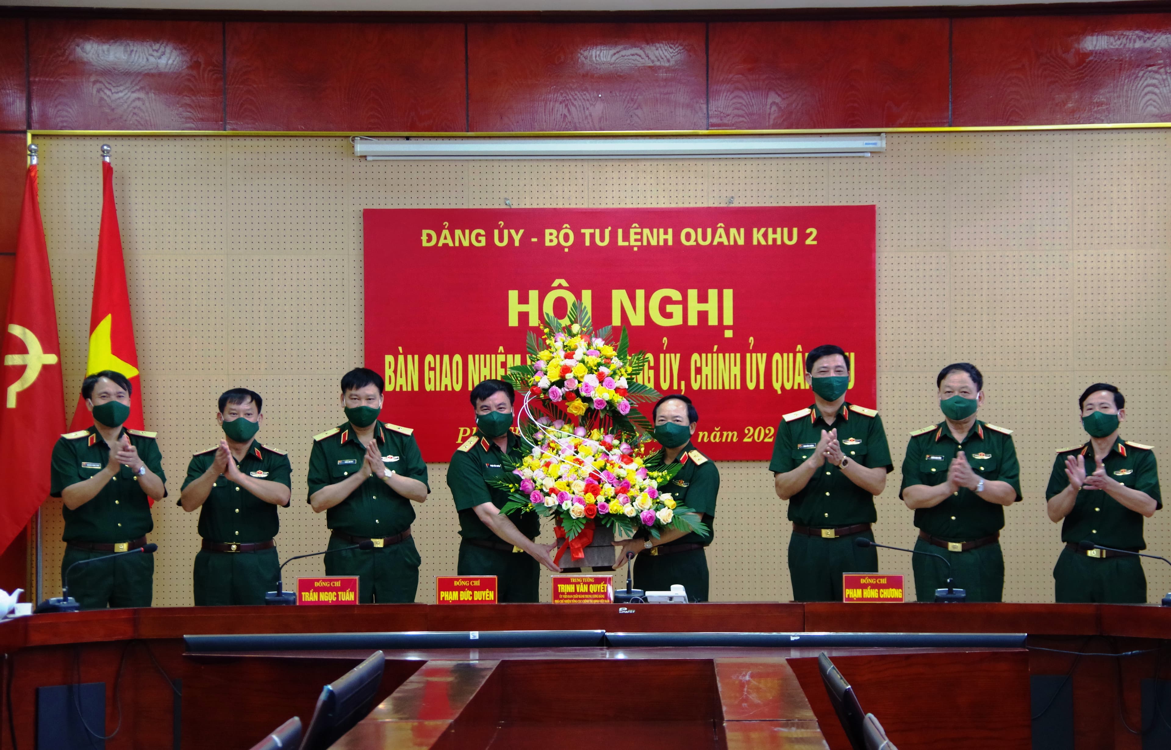 Bàn giao nhiệm vụ Chính ủy Quân khu 2