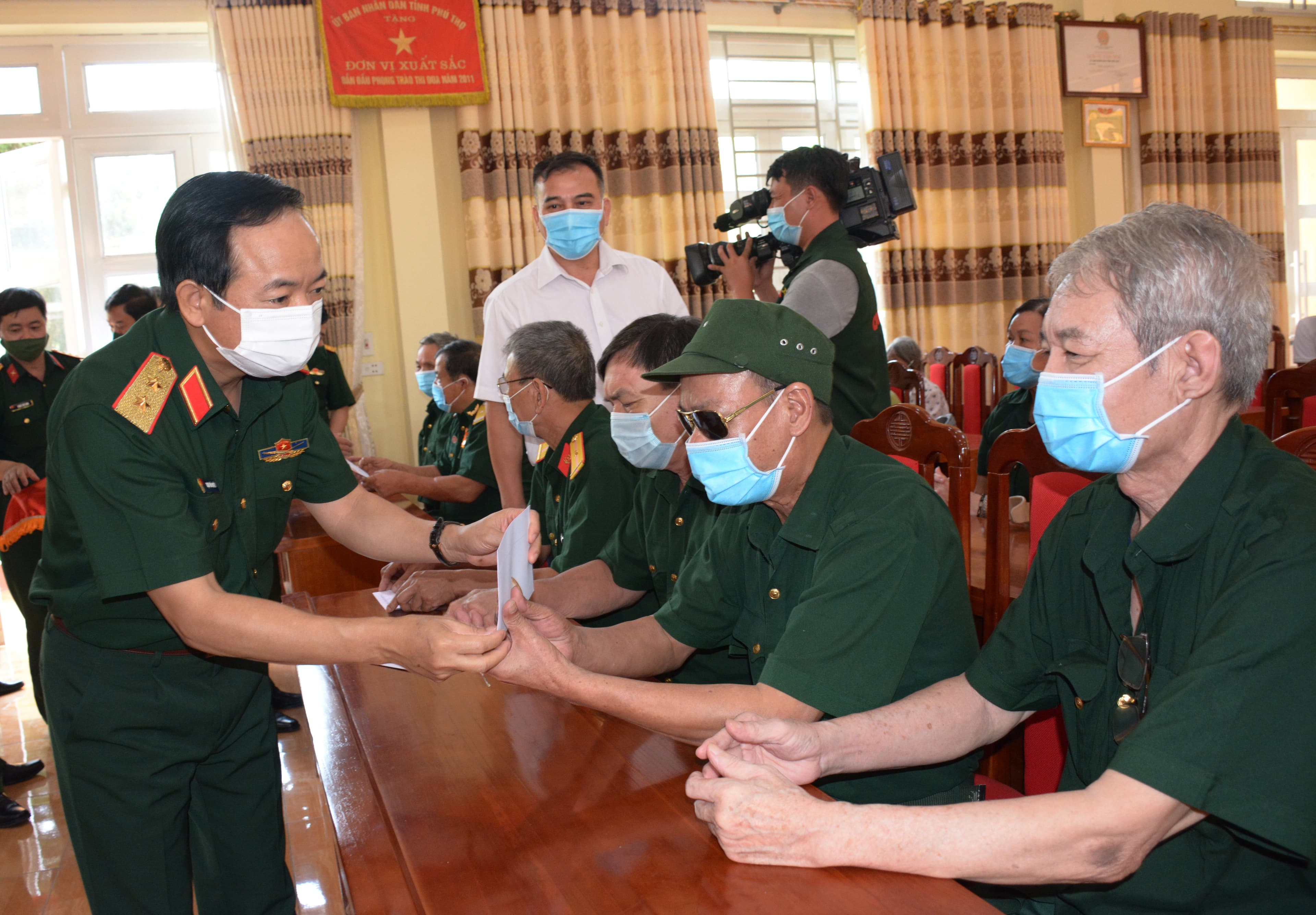 Đoàn công tác Bộ Quốc phòng thăm, tặng quà Trung tâm Điều dưỡng người có công tỉnh Phú Thọ