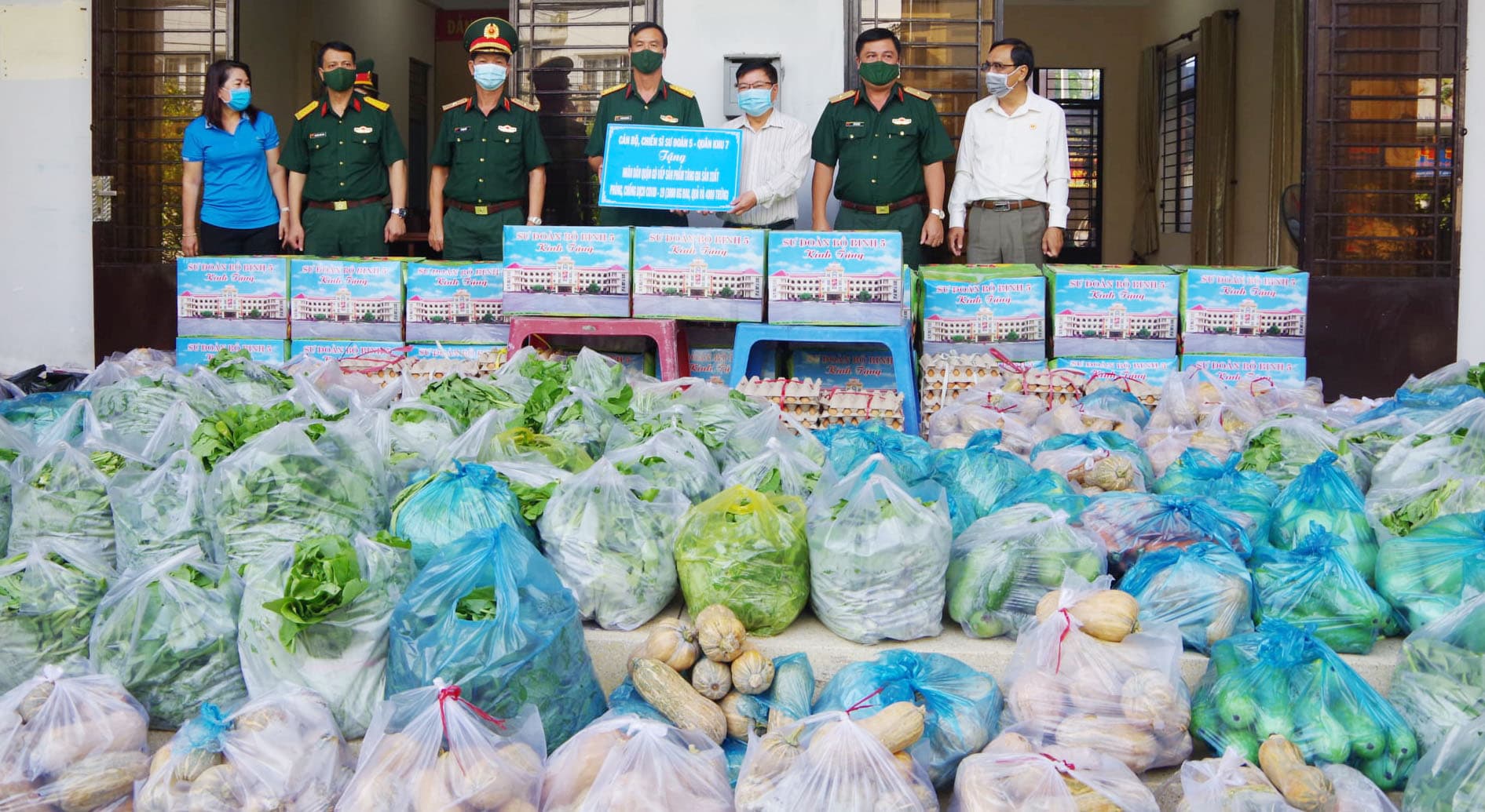 Sư đoàn 5 (Quân khu 7) bảo đảm tốt hậu cần tại chỗ, hỗ trợ người dân vùng dịch