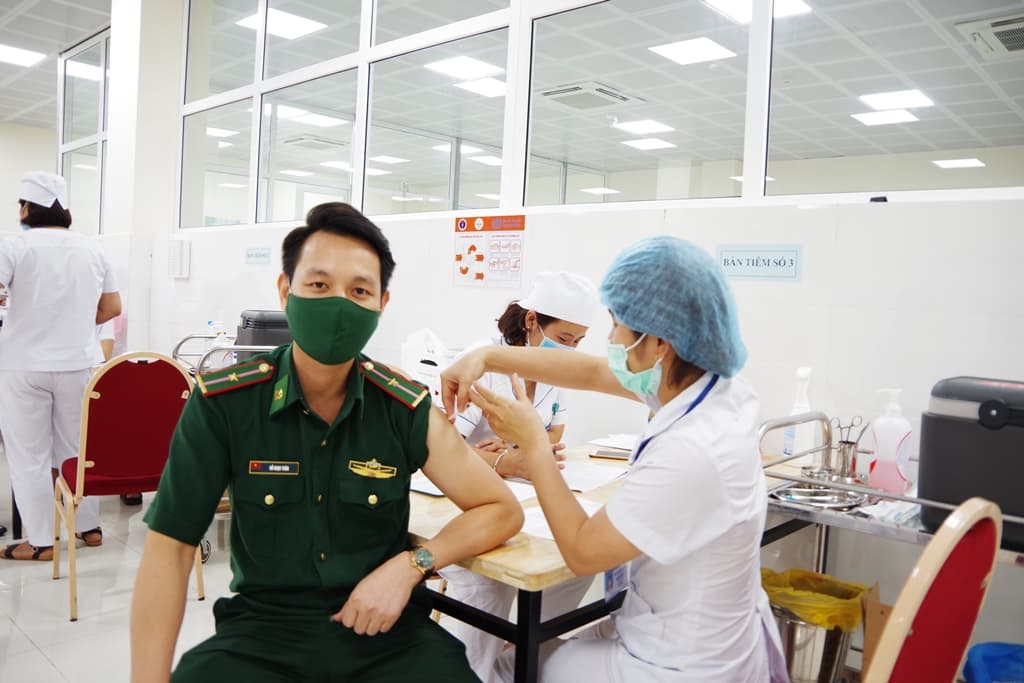 Hơn 300 cán bộ, chiến sĩ được tiêm vaccine phòng Covid-19
