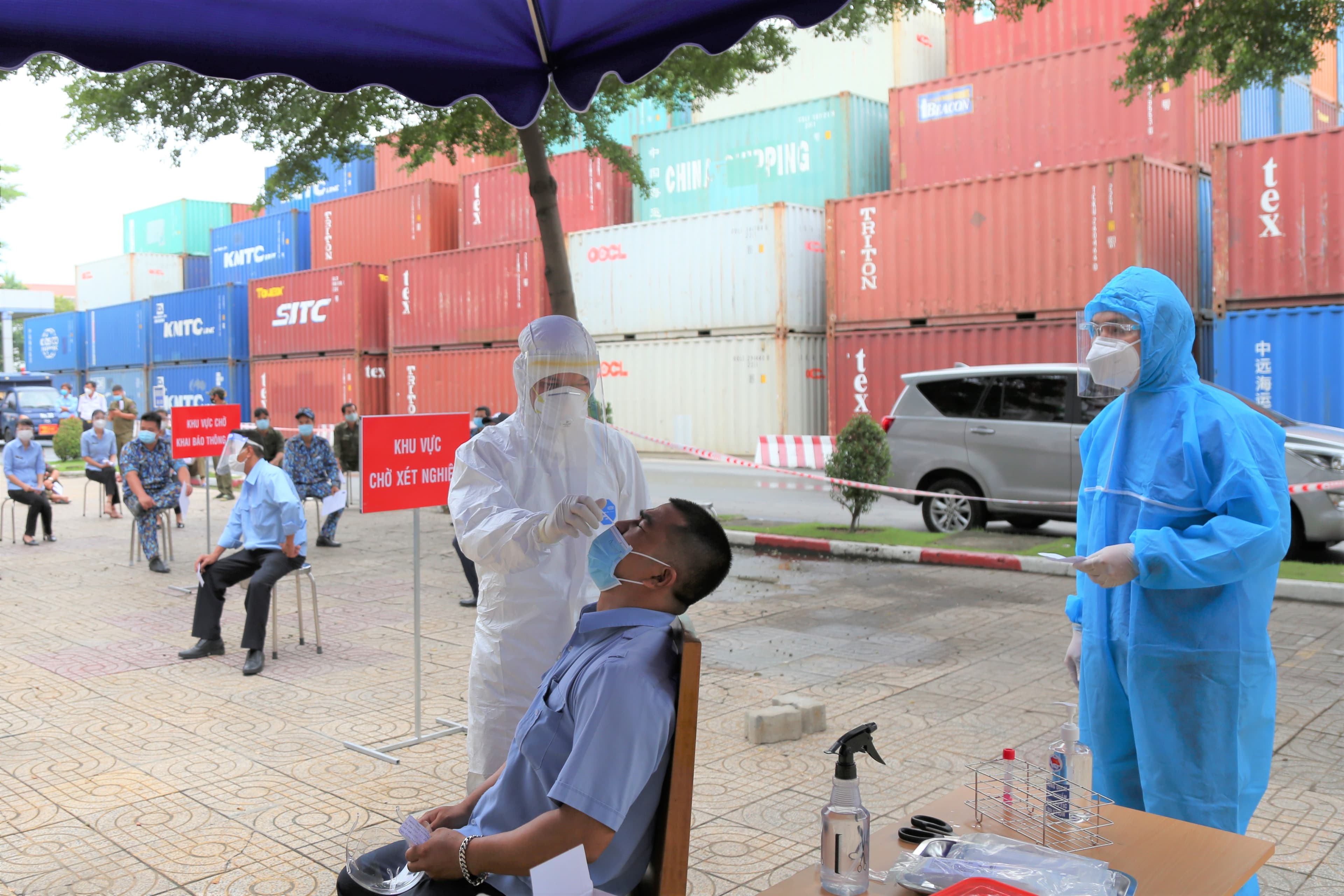 Tổ chức xét nghiệm RT-PCR cho cán bộ, nhân viên, người lao động