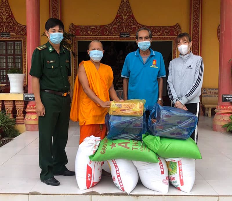 Tặng quà hộ gia đình Khmer có hoàn cảnh đặc biệt khó khăn