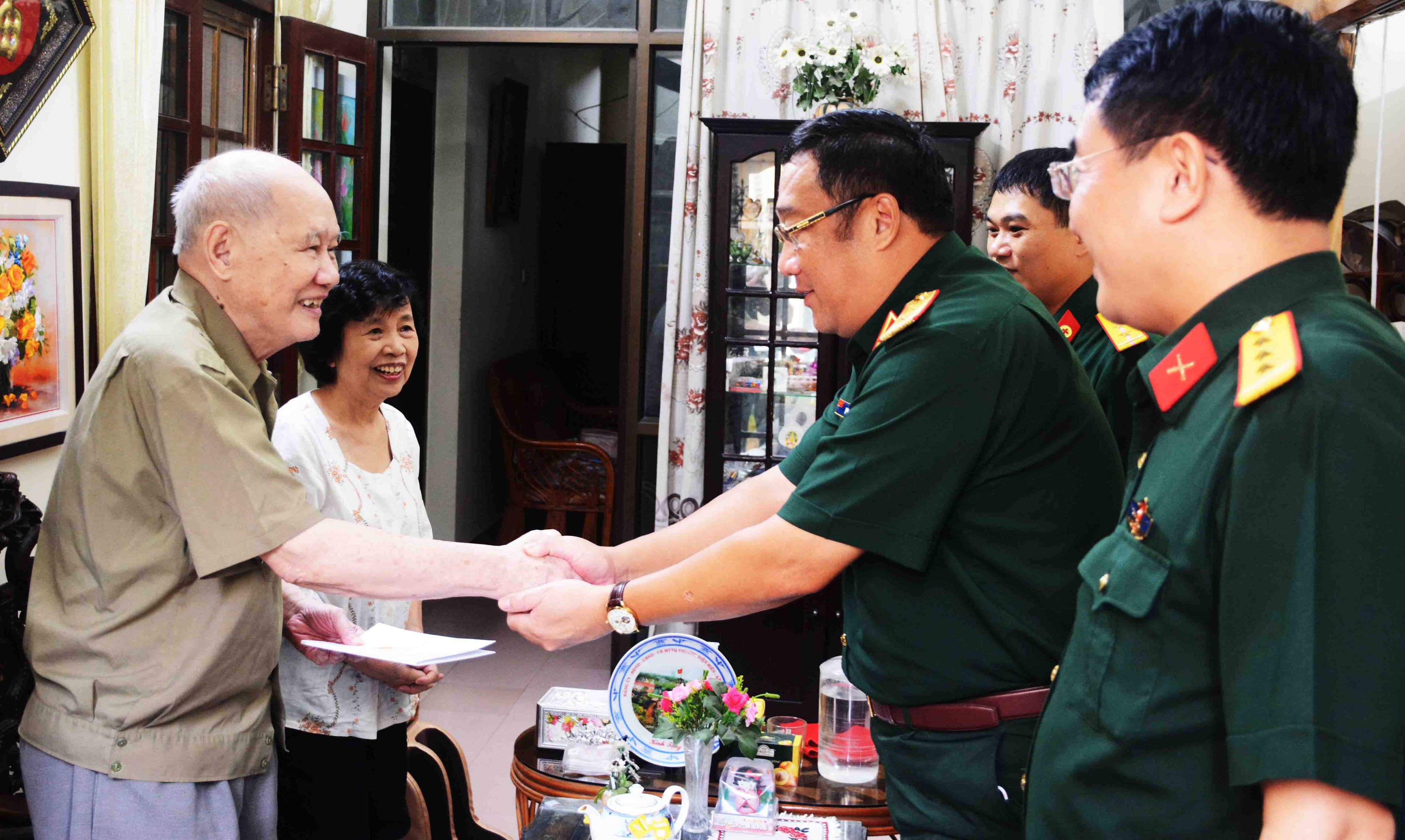 Phó đô đốc Phạm Hoài Nam thăm các đồng chí nguyên Thứ trưởng Bộ Quốc phòng