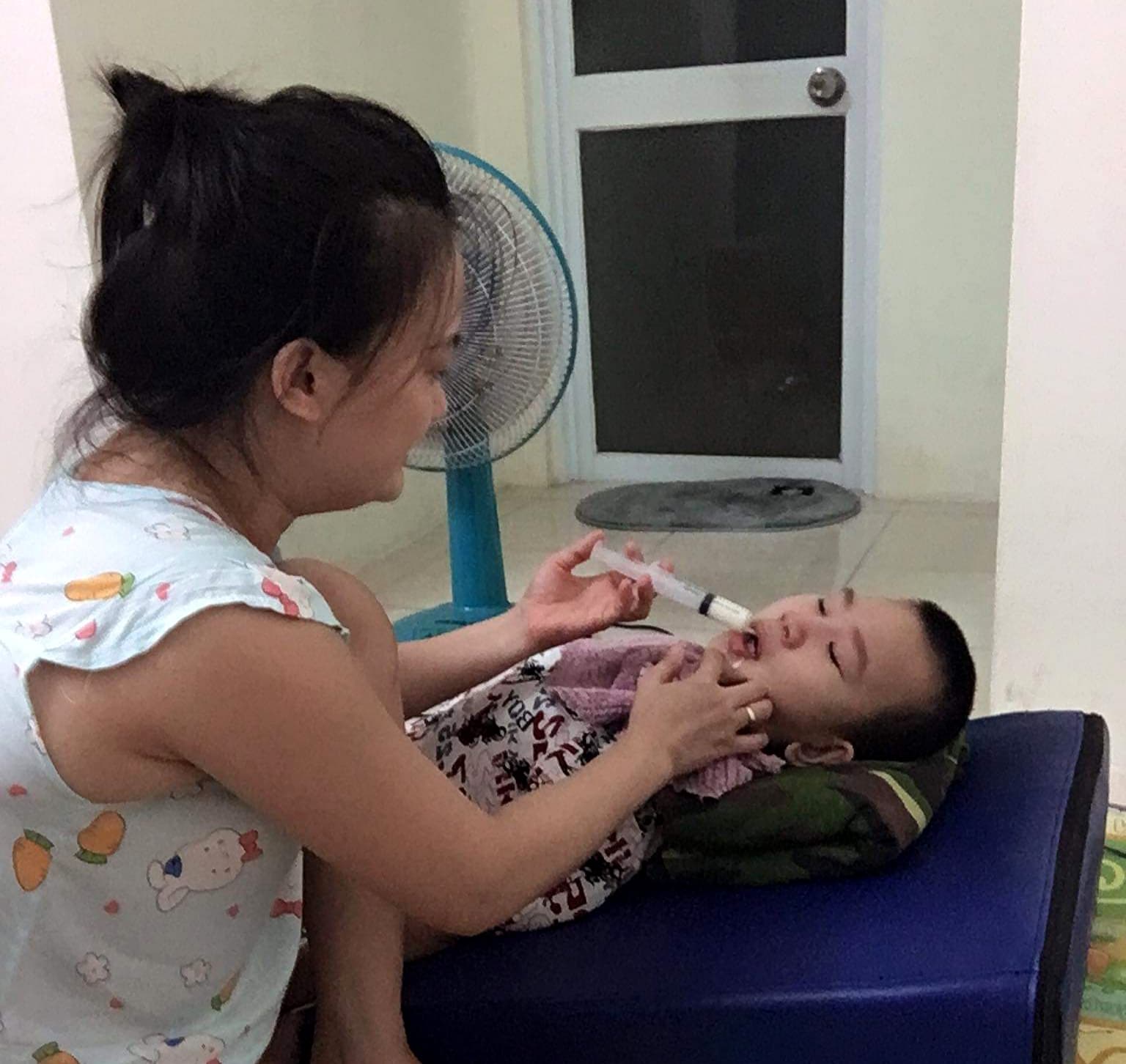 Gia đình Thiếu tá Huỳnh Tấn Trung vất vả chăm con bại não