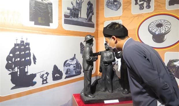 Khai mạc trưng bày “Nghề điêu khắc than đá Quảng Ninh” ở Huế