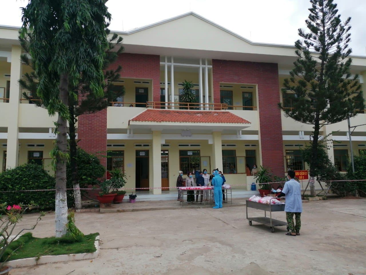 Nhường doanh trại, phục vụ chu đáo người cách ly