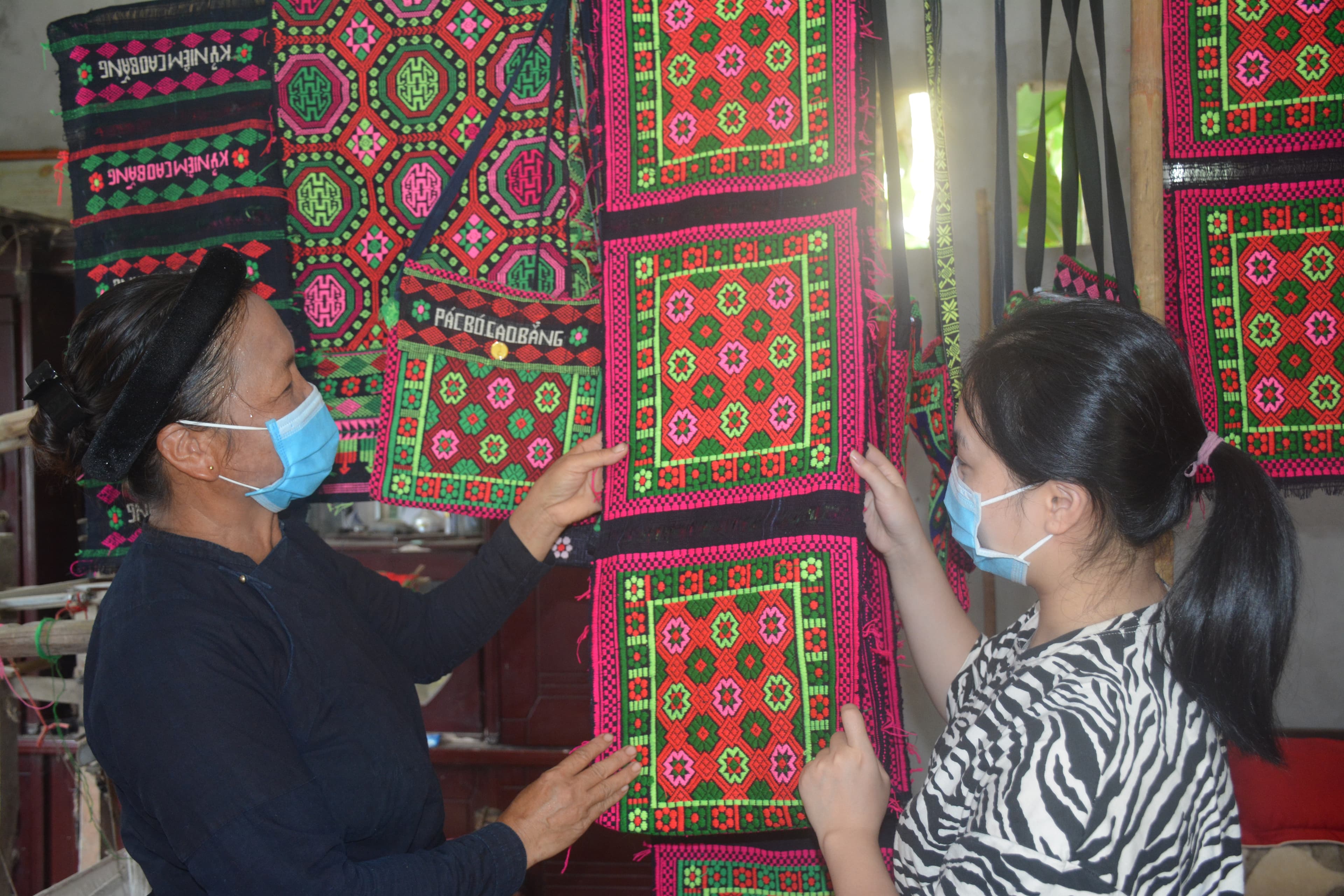 Người giữ gìn nghề dệt thổ cẩm ở Luống Nọi