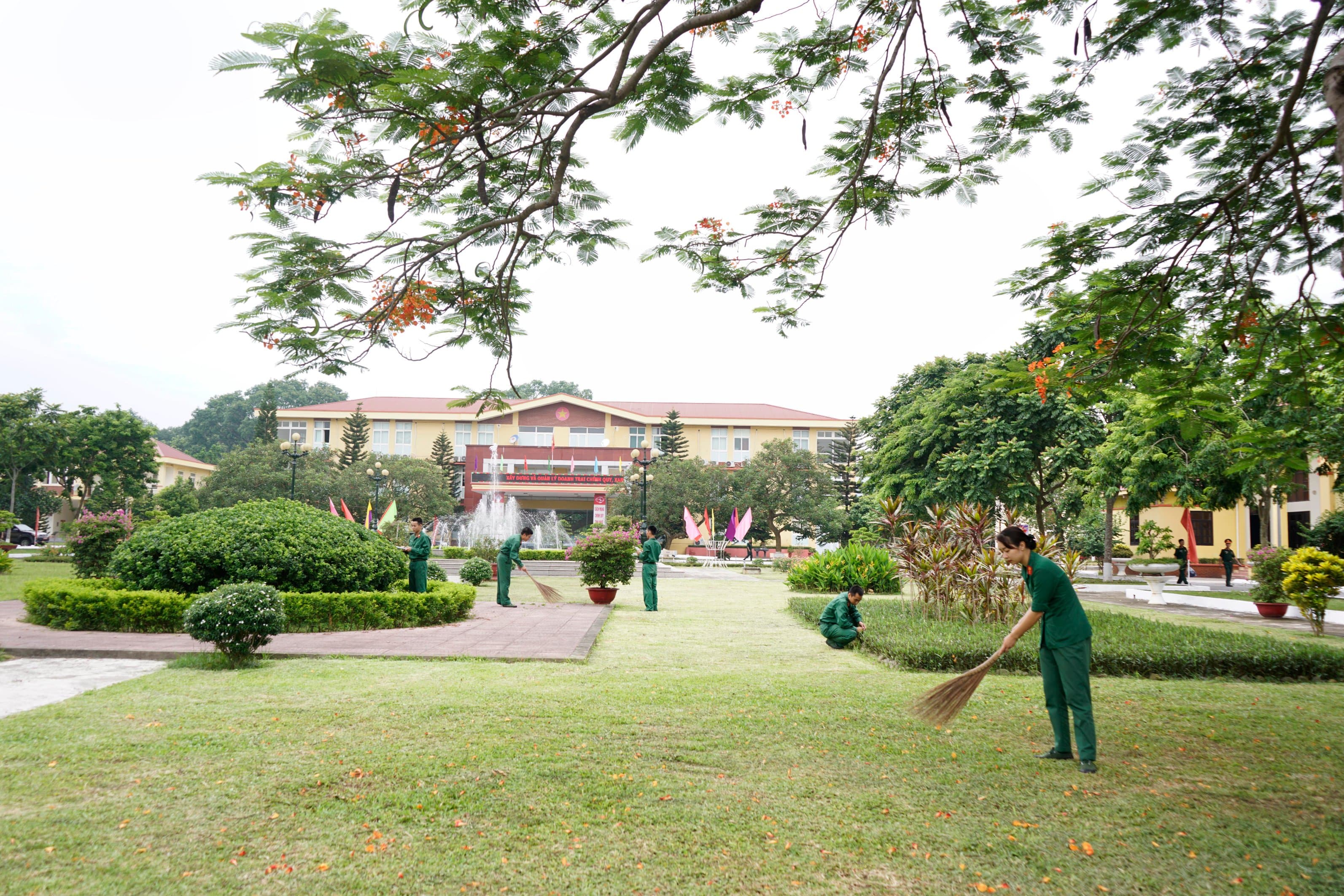 Khuôn viên doanh trại đẹp như công viên