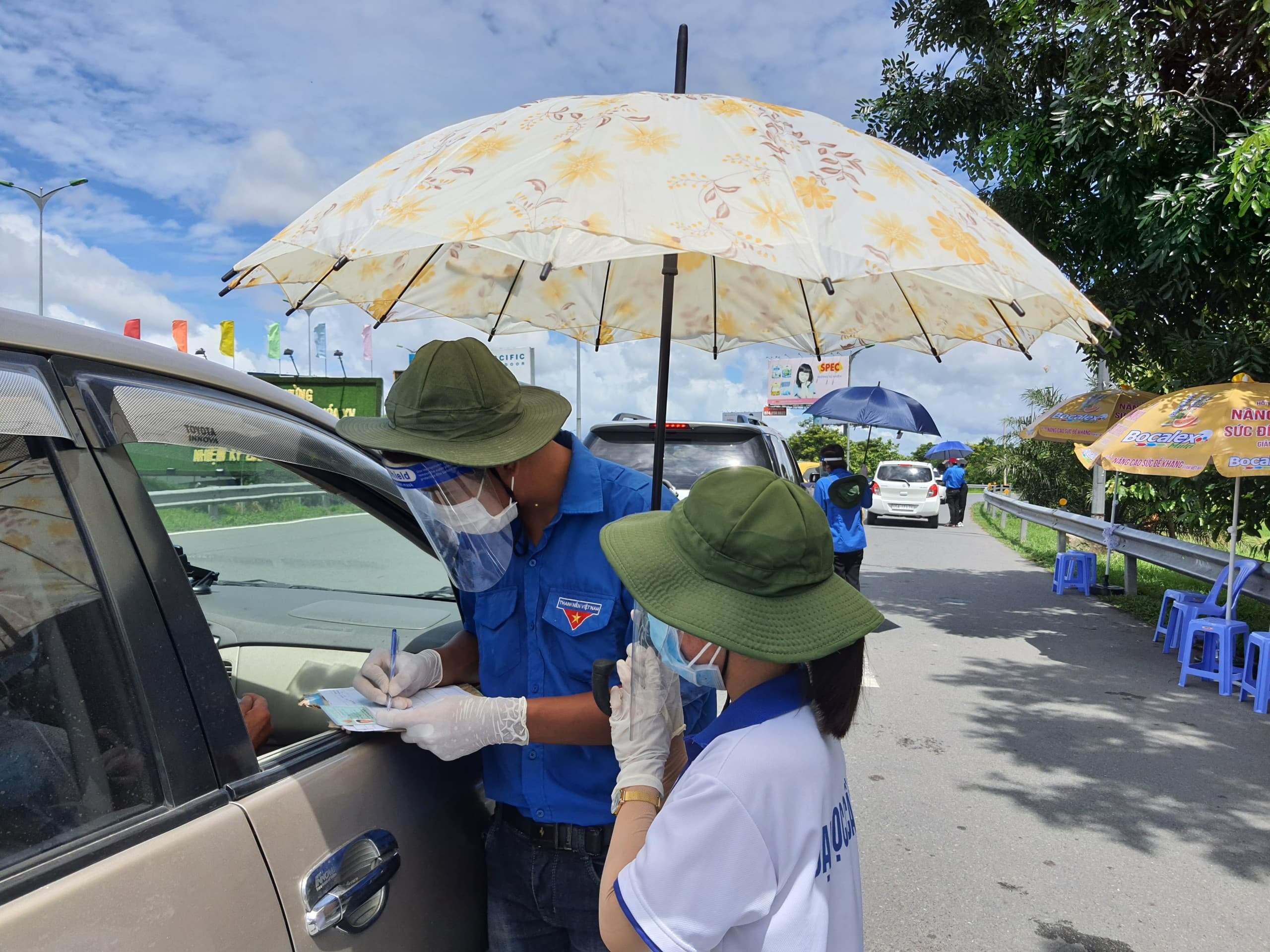Nắng gắt, mưa rào tại chốt chống dịch