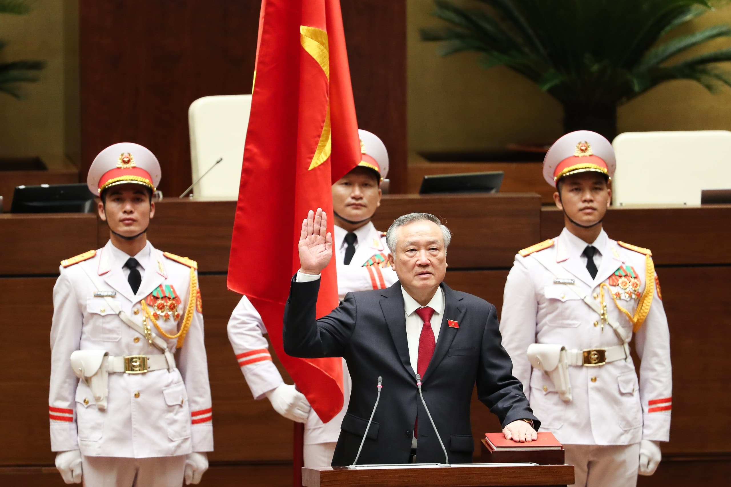 Chánh án Tòa án nhân dân tối cao Nguyễn Hòa Bình tuyên thệ nhậm chức