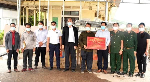 Quảng Trị trao tặng vật tư y tế phòng, chống dịch cho tỉnh Salavan (Lào)