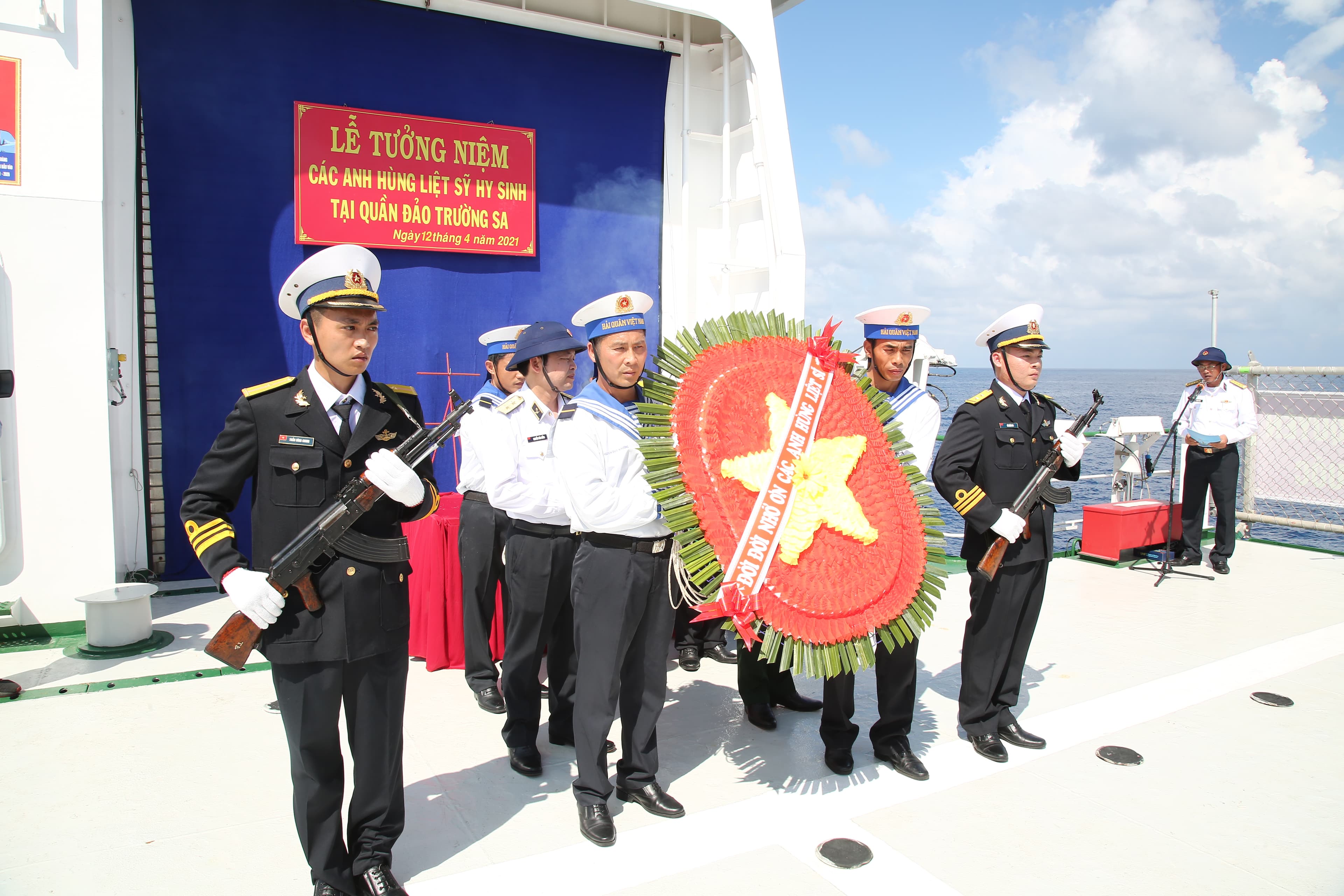 Rưng rưng mùa hoa tri ân trên biển