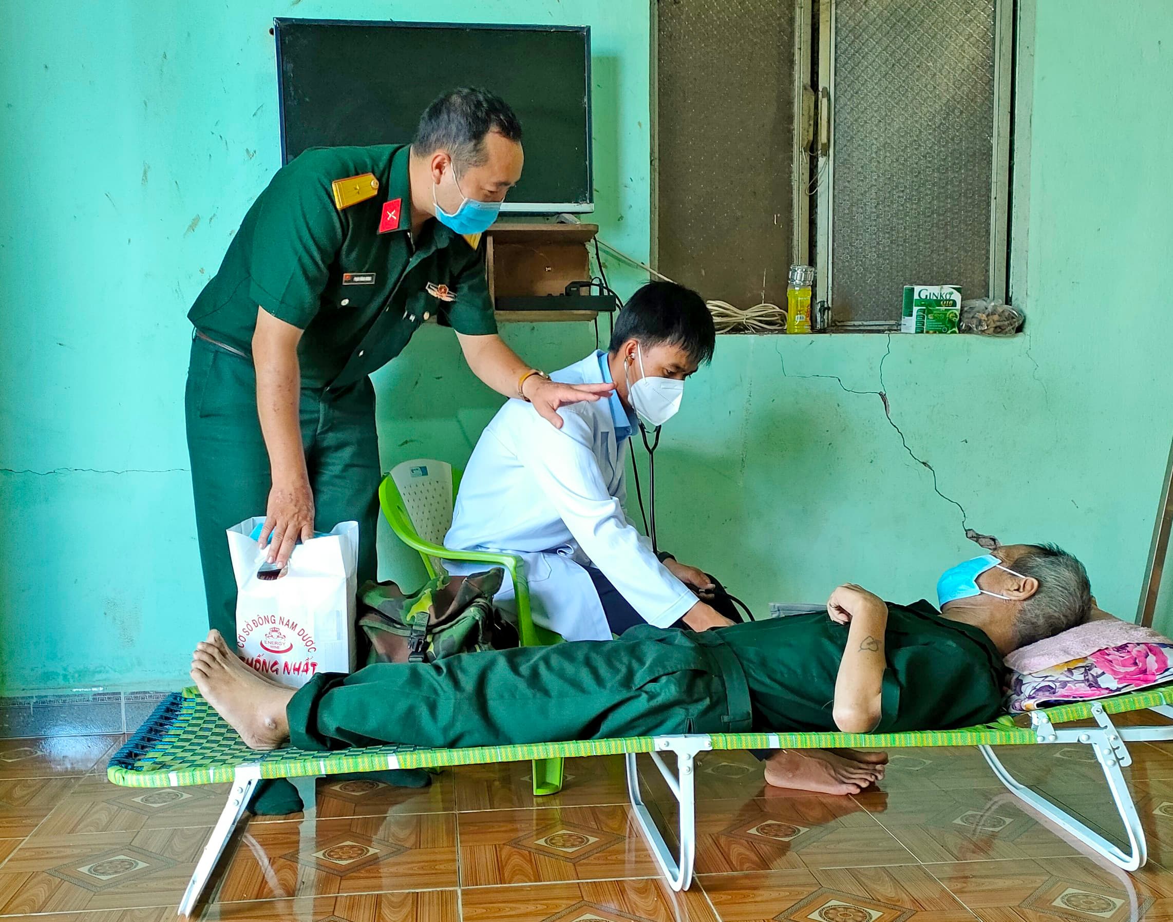Trung đoàn Kinh tế - Quốc phòng 710 khám bệnh, tặng quà gia đình chính sách huyện Chư Prông
