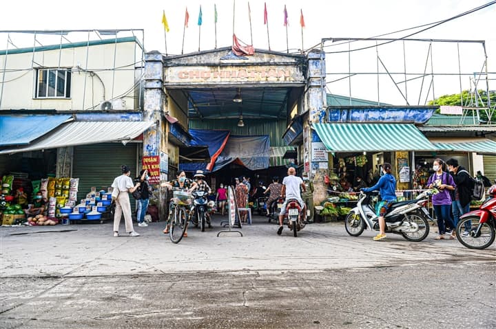 Chợ dân sinh đầu tiên tại Hà Nội thực hiện phát thẻ đi chợ