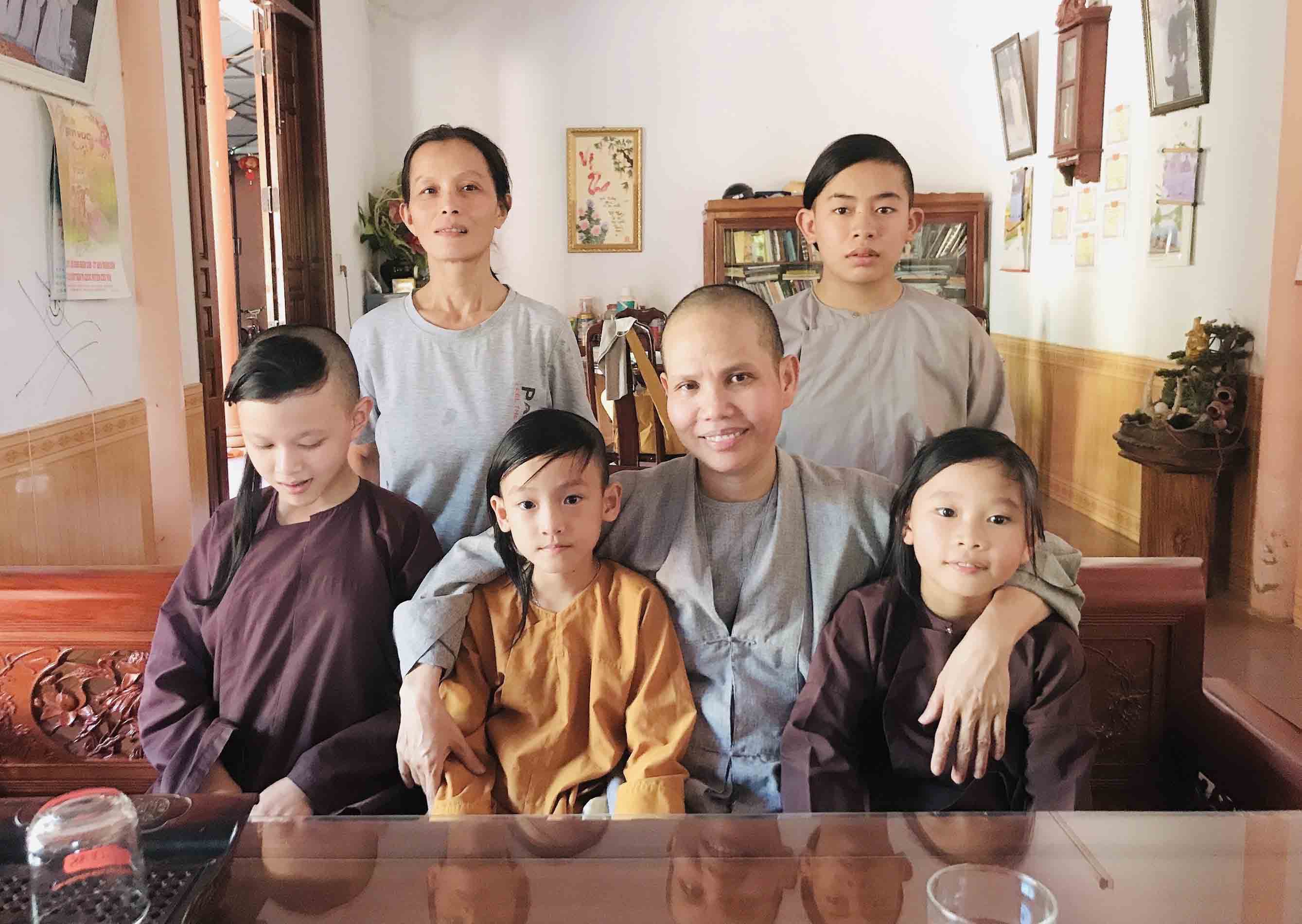 Người mẹ mặc áo cà sa
