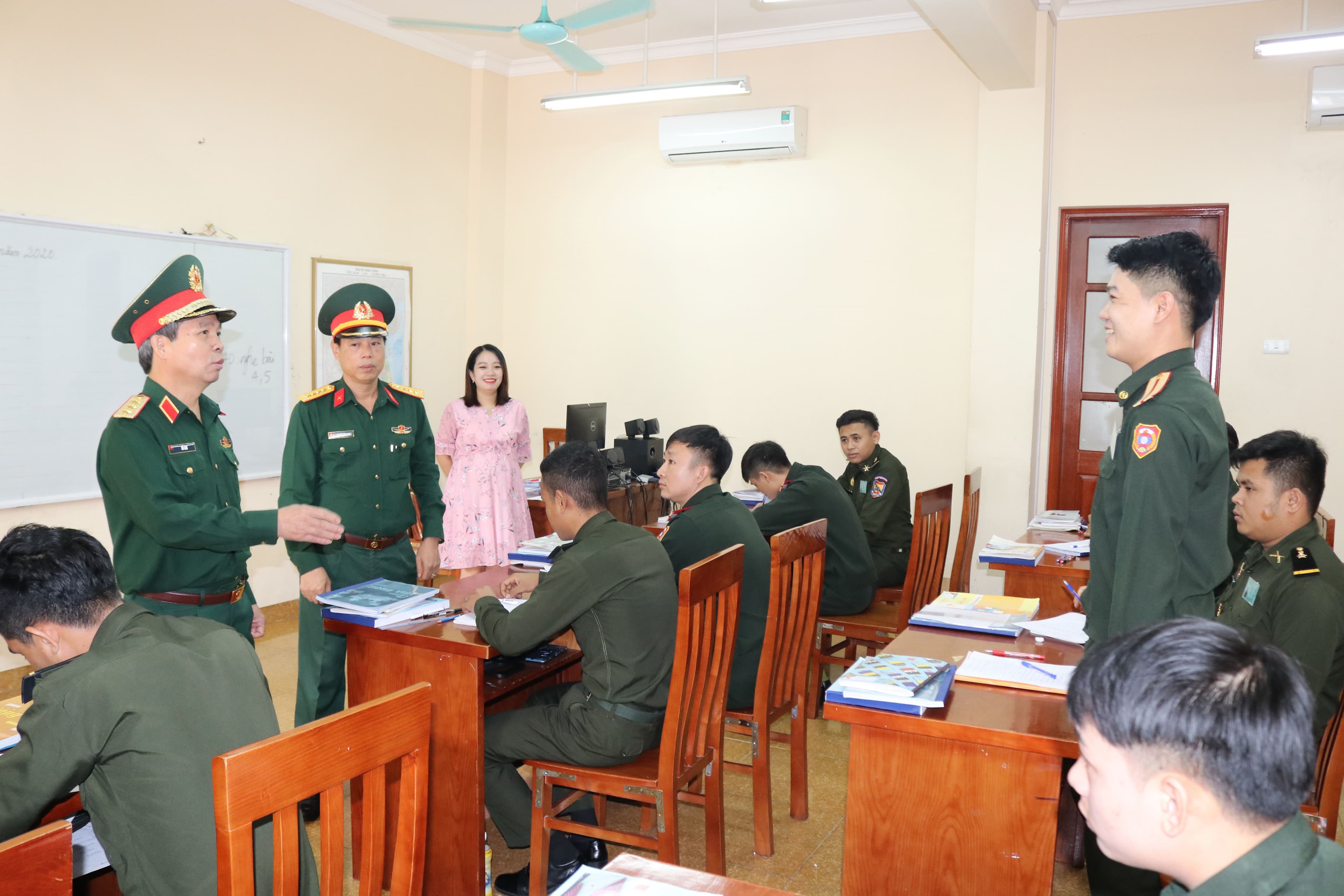 Khắc phục khó khăn, tận tình chu đáo, sẵn sàng nhận và hoàn thành mọi nhiệm vụ