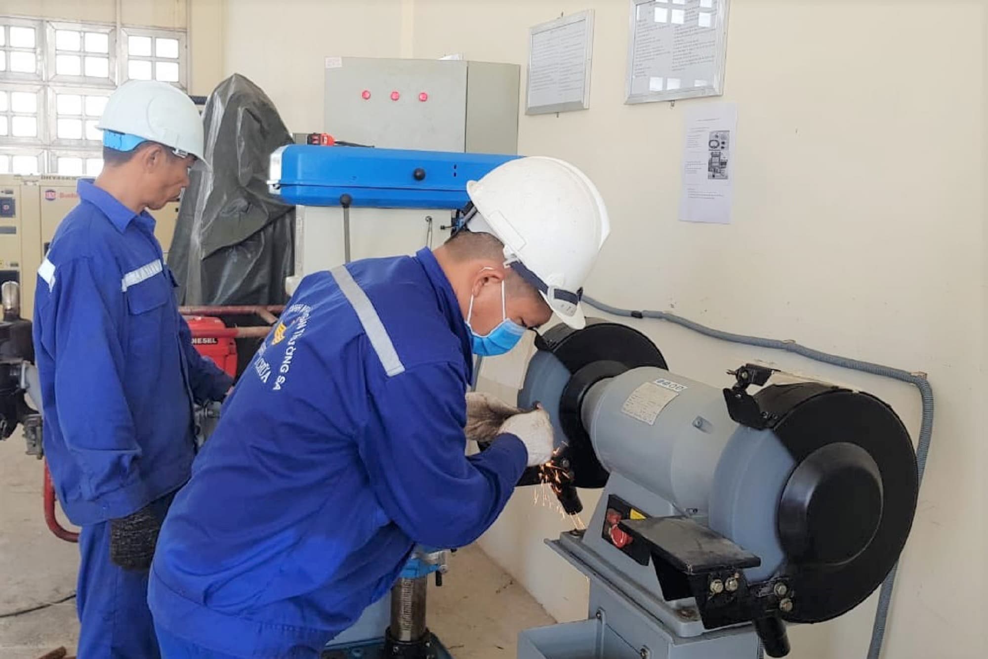 Bộ đội Trường Sa cứu ngư dân bị tai nạn và hỗ trợ sửa chữa tàu cá