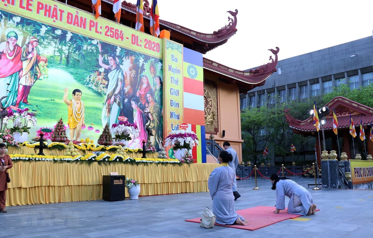 Việc thông báo danh mục hoạt động tôn giáo được quy định như thế nào?