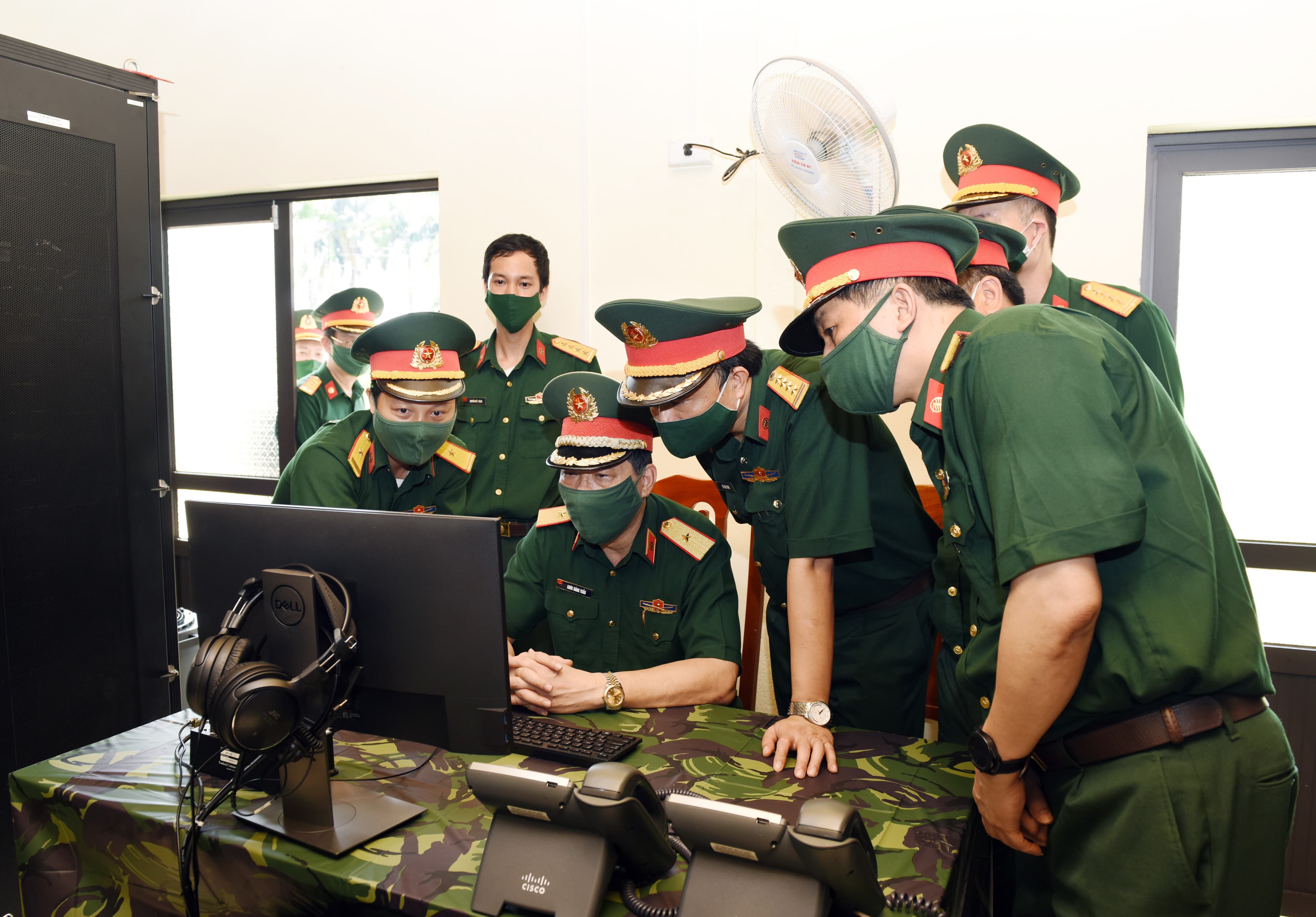 Tạo bước phát triển nhanh, bền vững cho lực lượng thông tin liên lạc