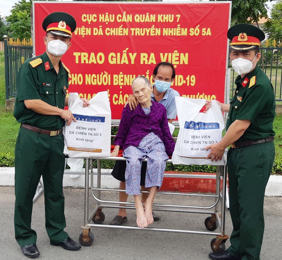 Tận tâm chăm sóc, điều trị bệnh nhân Covid-19