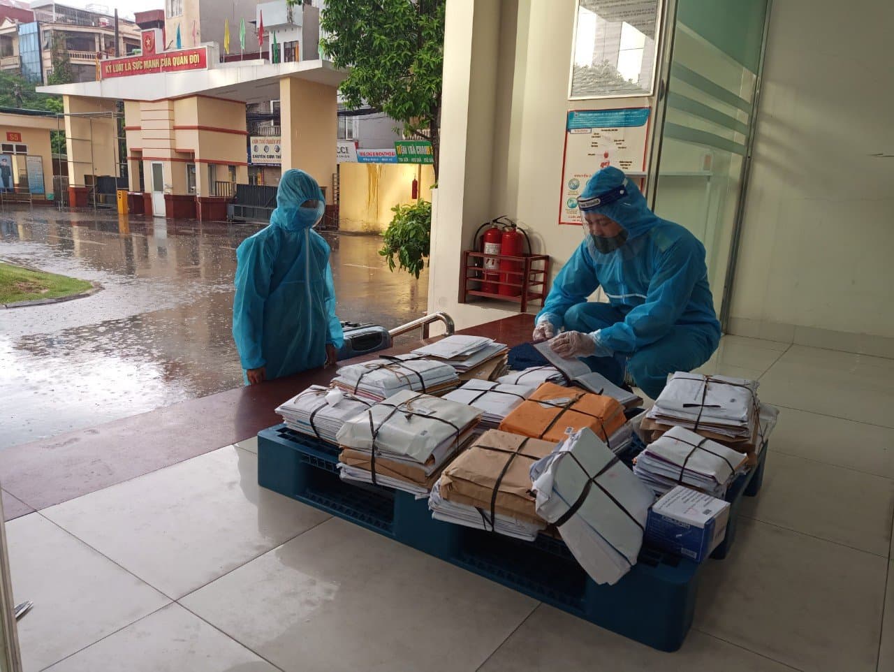 Giữ vững "mạch máu" thông tin quân bưu trước đại dịch Covid-19