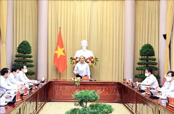 Chủ tịch nước Nguyễn Xuân Phúc gặp mặt điển hình tiêu biểu ngành dệt may